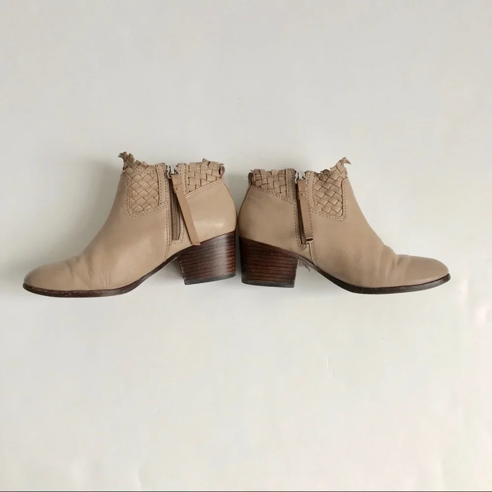 Coach EUC Beige Leather Woven Ankle Boots Size 5